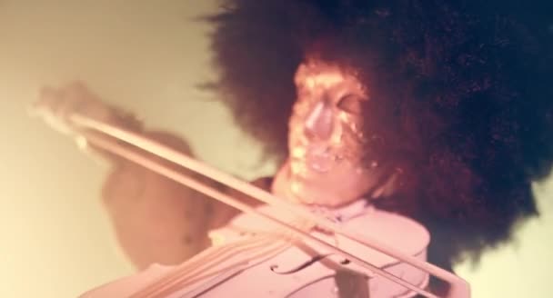Женщина Венецианском Костюме Парике Играет Скрипке Крупным Планом — стоковое видео