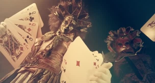 Deux Personnes Costumes Vénitiens Posant Avec Grandes Cartes Jouer — Video