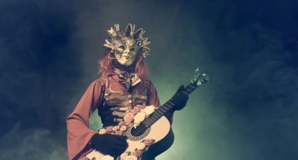 Homme Carnaval Costume Vénitien Masque Jouant Guitare Sur Fond Brumeux — Video