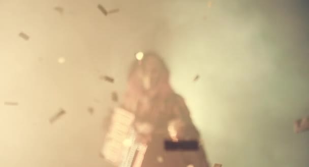 节日男子在威尼斯服装和面具摆姿势手风琴在雾蒙蒙的背景 — 图库视频影像