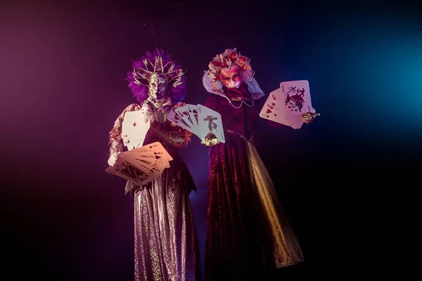 Mujeres Trajes Venecianos Máscaras Posando Con Grandes Tarjetas Sobre Fondo — Foto de Stock