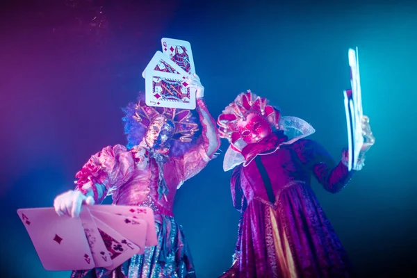 Mujeres Trajes Venecianos Posando Con Grandes Tarjetas Sobre Fondo Brumoso — Foto de Stock