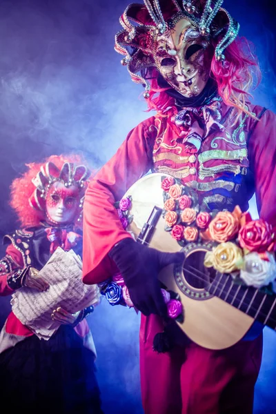 Hombre Mujer Trajes Venecianos Posando Con Guitarra Sobre Fondo Oscuro — Foto de Stock