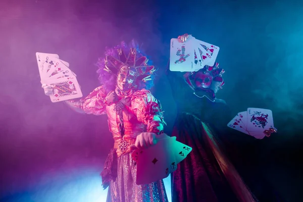 Mujeres Trajes Venecianos Máscaras Posando Con Grandes Tarjetas Sobre Fondo — Foto de Stock