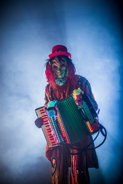 Festmann Venezianischem Kostüm Und Maske Posiert Mit Ziehharmonika Vor Nebligem — Stockfoto