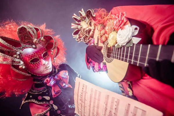 Hombre Mujer Trajes Venecianos Posando Con Guitarra Sobre Fondo Oscuro — Foto de Stock