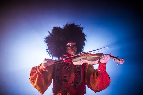 Mujer Traje Veneciano Máscara Peluca Posando Con Violín Sobre Fondo — Foto de Stock