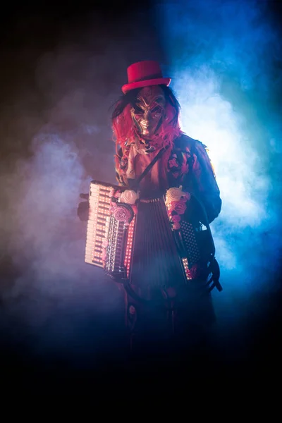 Carnevale Uomo Costume Veneziano Maschera Posa Con Fisarmonica Sullo Sfondo — Foto Stock