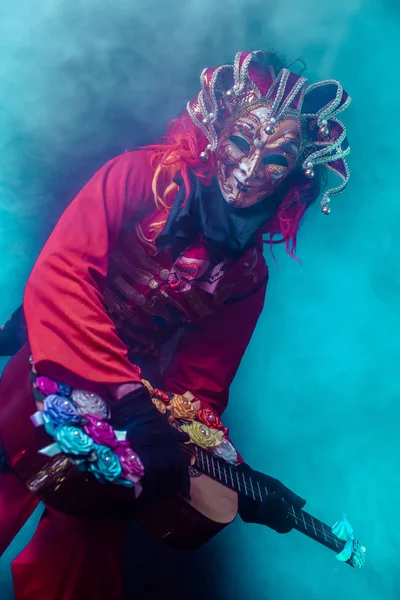 Hombre Carnaval Traje Veneciano Máscara Posando Con Guitarra Sobre Fondo — Foto de Stock