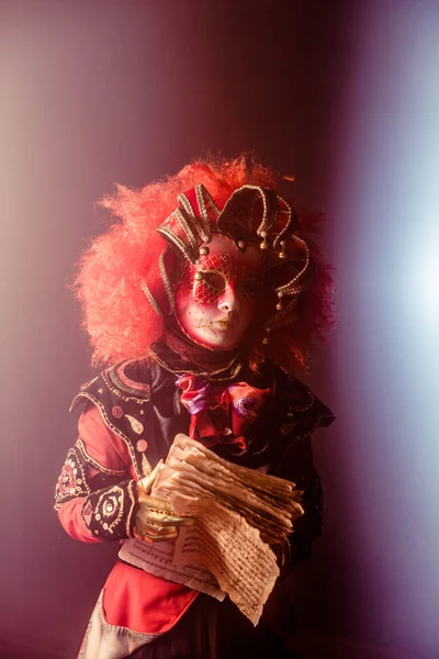 Mujer Traje Veneciano Máscara Peluca Posando Con Notas Musicales Sobre — Foto de Stock