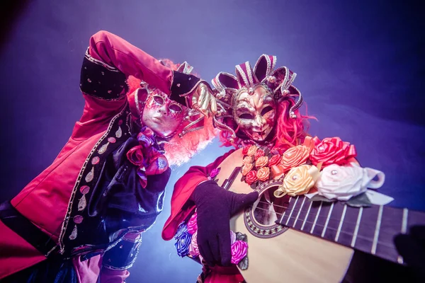 Hombre Mujer Trajes Venecianos Posando Con Guitarra Sobre Fondo Oscuro — Foto de Stock