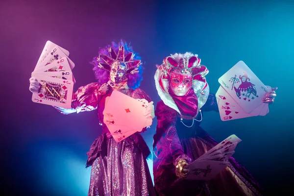 Mujeres Trajes Venecianos Máscaras Posando Con Grandes Tarjetas Sobre Fondo — Foto de Stock