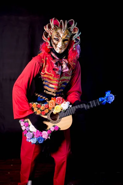 Hombre Traje Veneciano Máscara Posando Con Guitarra Sobre Fondo Oscuro — Foto de Stock