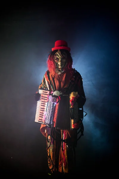 节日男子在威尼斯服装和面具摆姿势手风琴在雾蒙蒙的背景 — 图库照片