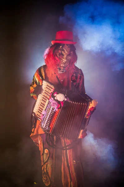 Muž Karneval Benátské Kostým Maska Pózuje Akordeon Zamlžené Pozadí — Stock fotografie