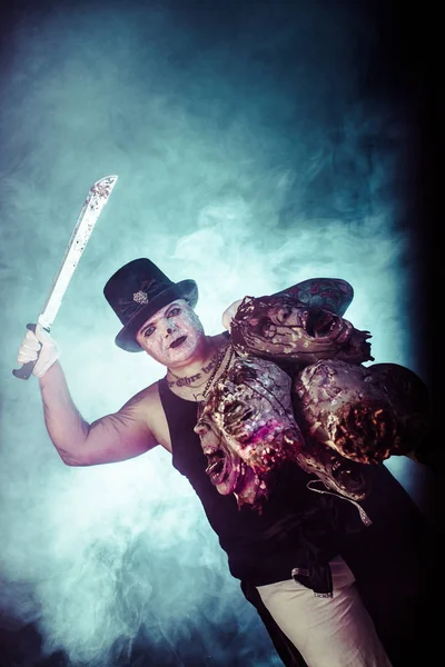 Ritratto Zombie Killer Indossando Cappello Con Machete Zombie Teste Posa — Foto Stock