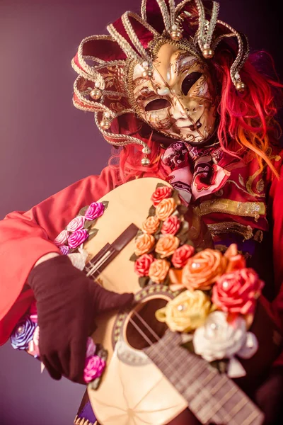 ヴェネツィアのコスチュームとマスク 暗い背景にギターとポーズで男 — ストック写真