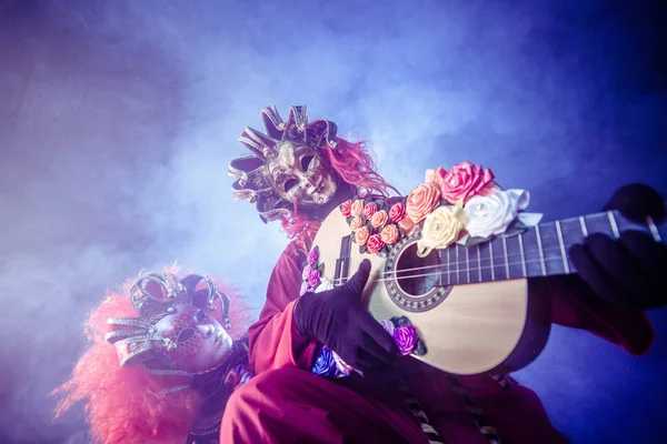 Man Och Kvinna Venetianska Dräkter Poserar Med Gitarr Mot Mörk — Stockfoto