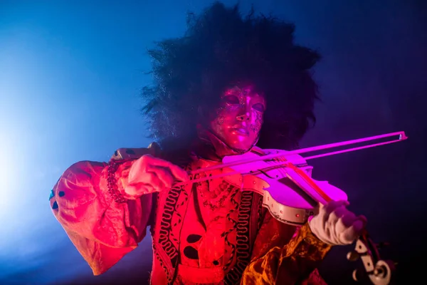 Жінка Венеціанському Костюмі Масці Позує Скрипкою Темному Фоні — стокове фото