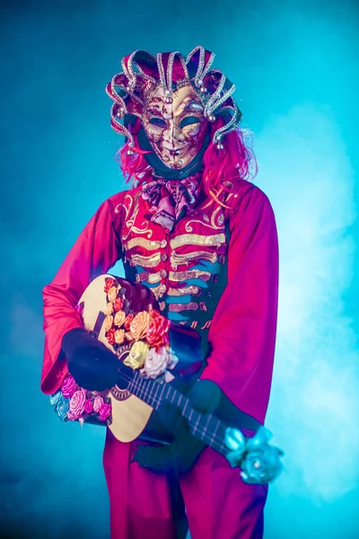 Hombre Traje Veneciano Máscara Posando Con Guitarra Sobre Fondo Oscuro — Foto de Stock