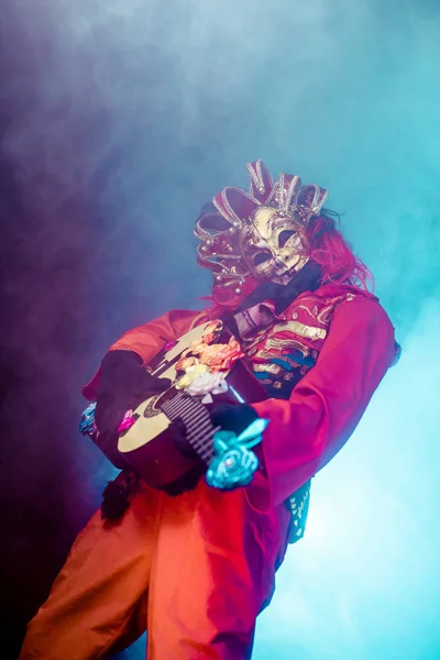 ヴェネツィアのコスチュームとマスク ギター霧の背景とポーズでカーニバルの男 — ストック写真