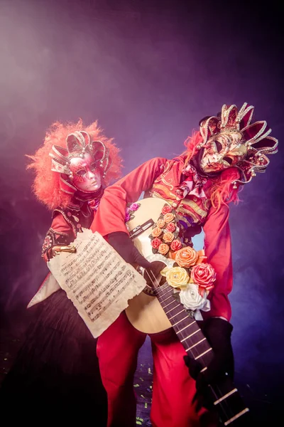 Två Personer Venetianska Dräkter Poserar Med Gitarr Och Anteckningar — Stockfoto