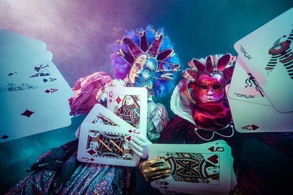 Dos Personas Trajes Venecianos Posando Con Grandes Tarjetas Sobre Fondo — Foto de Stock