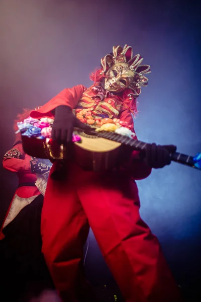 Hombre Traje Veneciano Máscara Posando Con Guitarra Sobre Fondo Oscuro — Foto de Stock