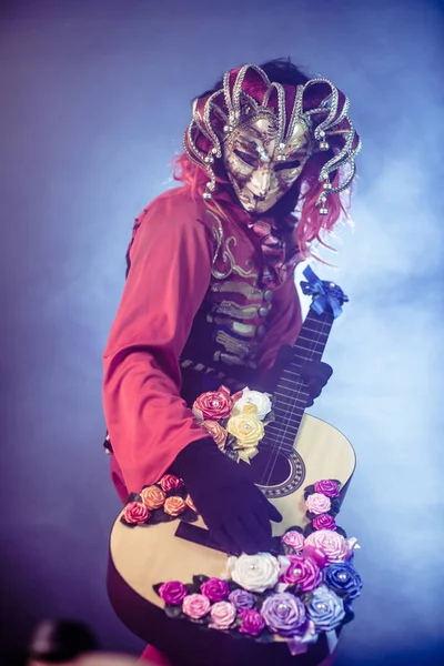 Mannen Venetianska Kostym Och Mask Poserar Med Gitarr Mot Mörk — Stockfoto