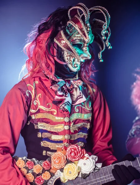 Hombre Traje Veneciano Máscara Posando Con Guitarra Sobre Fondo Oscuro — Foto de Stock