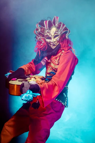 Hombre Carnaval Traje Veneciano Máscara Posando Con Guitarra Sobre Fondo — Foto de Stock