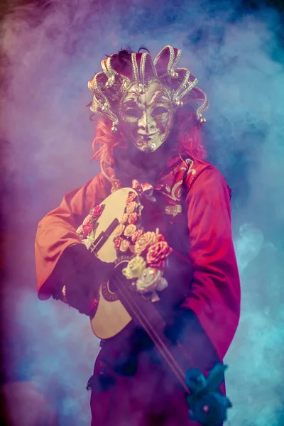 Hombre Carnaval Traje Veneciano Máscara Posando Con Guitarra Sobre Fondo — Foto de Stock