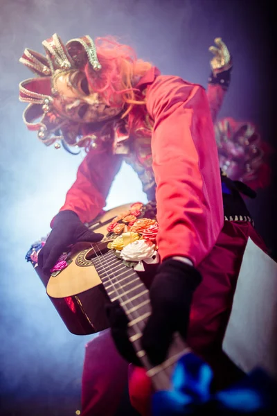 Homem Mulher Trajes Venezianos Posando Com Guitarra Contra Fundo Escuro — Fotografia de Stock