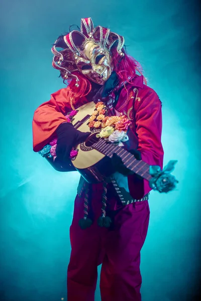 Hombre Carnaval Traje Veneciano Máscara Posando Con Guitarra Sobre Fondo — Foto de Stock