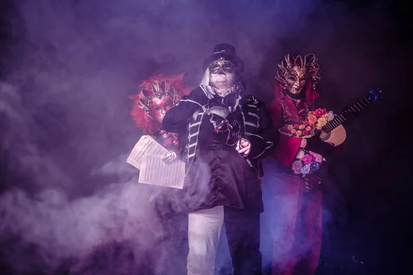 Drei Dunkle Festmusiker Venezianischen Kostümen Posieren Vor Nebligem Hintergrund — Stockfoto