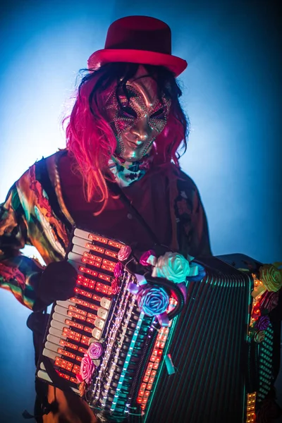 Karnevalist Venezianischem Kostüm Und Maske Posiert Mit Ziehharmonika Vor Nebligem — Stockfoto