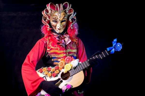 Man Venetiaanse Kostuum Masker Poseren Met Gitaar Tegen Donkere Achtergrond — Stockfoto