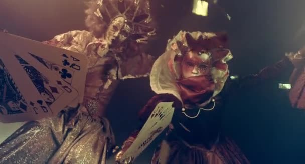 Deux Personnes Costumes Vénitiens Posant Avec Grandes Cartes Jouer — Video