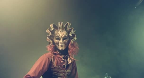 Carnevale Uomo Costume Veneziano Maschera Suonare Chitarra Contro Sfondo Nebbioso — Video Stock