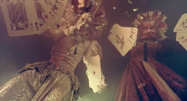 Duas Pessoas Trajes Venezianos Posando Com Grandes Cartas Jogo — Vídeo de Stock