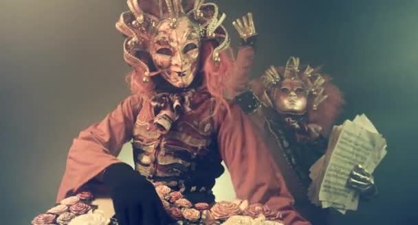 Mann Und Frau Venezianischen Kostümen Posieren Mit Gitarre Und Noten — Stockvideo