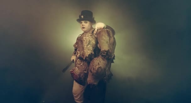Портрет Зомби Убийцы Шляпе Мачете Головами Зомби Позирующих Тёмном Фоне — стоковое видео