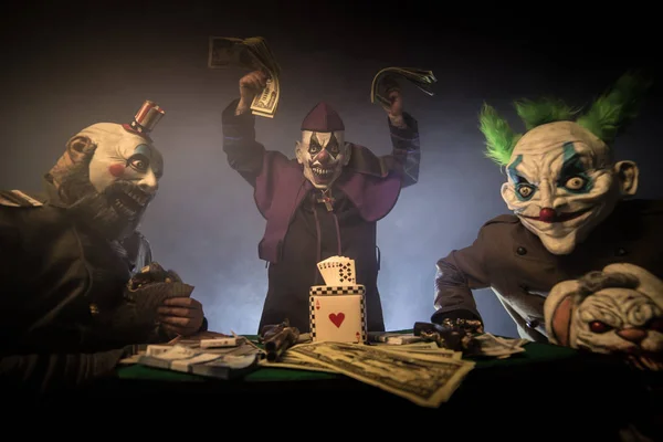 Gruselclowns Sitzen Tisch Und Pokern Casino Geld Priester Hält Bargeld — Stockfoto