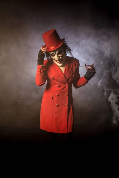 Страшна Клоун Жінка Червоному Пальто Капелюсі Позує Туманному Фоні — стокове фото