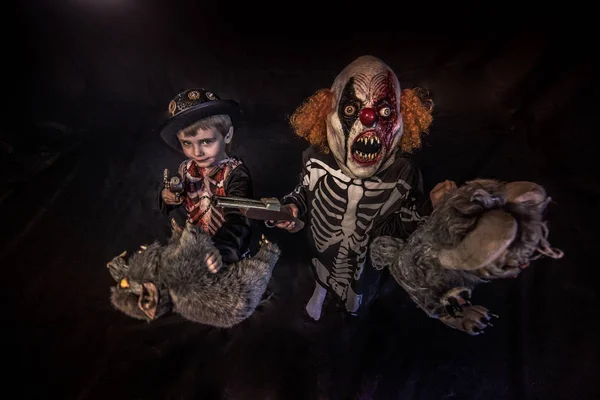 Kleiner Junge Halloween Piratenskelett Kostüm Mit Waffe Und Bösem Clown — Stockfoto