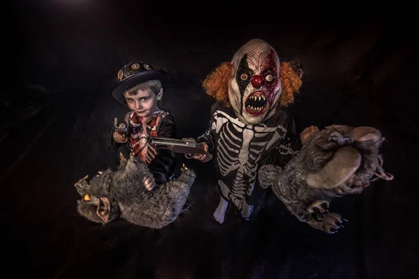 Malý Chlapec Halloween Pirátský Kostým Kostým Pistolí Zlým Klaunem Hlavami — Stock fotografie