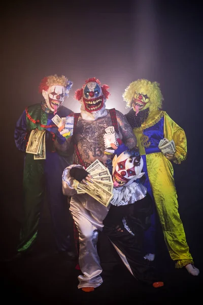 Clowns Posieren Mit Bargeld Vor Dunklem Hintergrund — Stockfoto