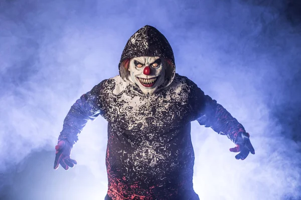 Страшний Клоун Капоті Позує Туманному Фоні — стокове фото