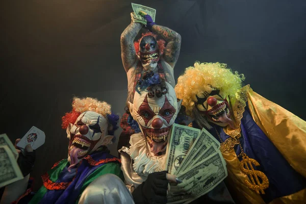 Gruselclowns Haben Spaß Und Werfen Mit Bargeld — Stockfoto