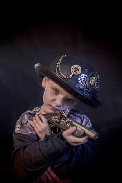 Niño Disfraz Esqueleto Pirata Halloween Con Pistola Sobre Fondo Oscuro — Foto de Stock